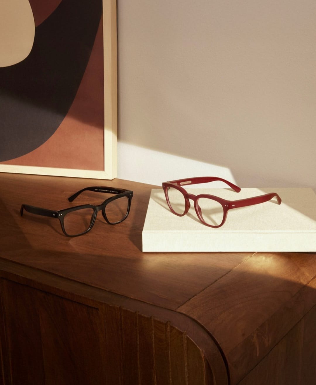 Gafas auditivas en un ambiente cálido y elegante